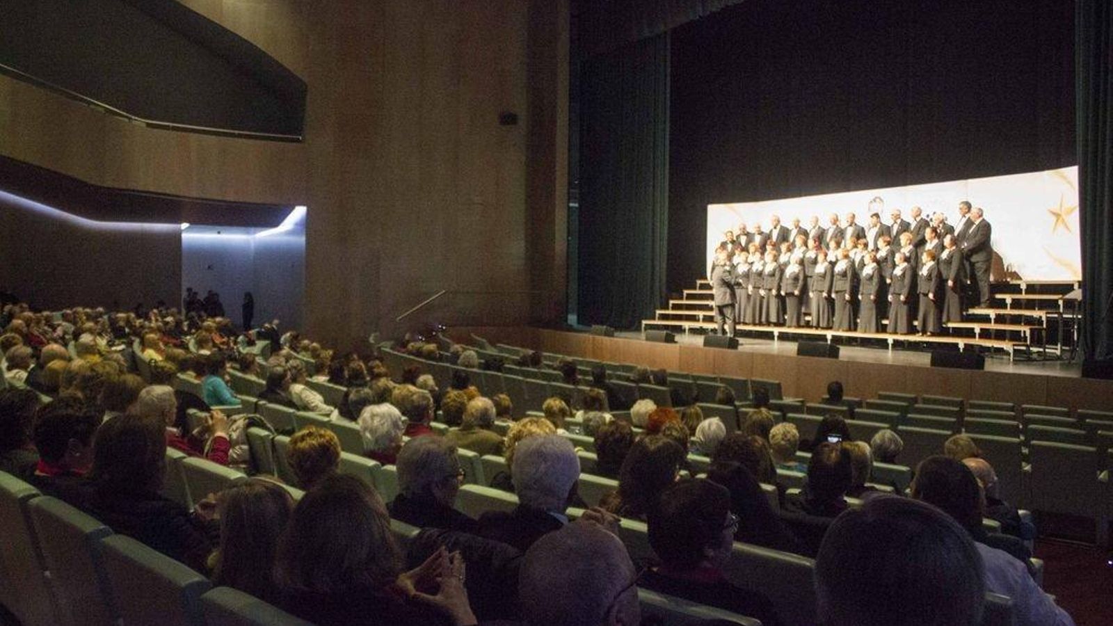 Los turistas invaden Vigo en el Puente25