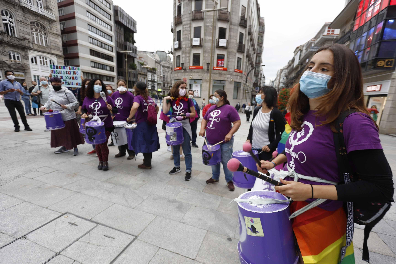 La batucada feminista dio un año más visibilidad a la reivindicación del Día del Orgullo a favor de los derechos de la diversidad sexual. A ritmo de tambor, recorrieron las calles del centro desde la Porta do Sol en el primer acto de este fin de semana. Hoy a las 12 se desplegarán también junto al Sireno las banderas LGTBI.