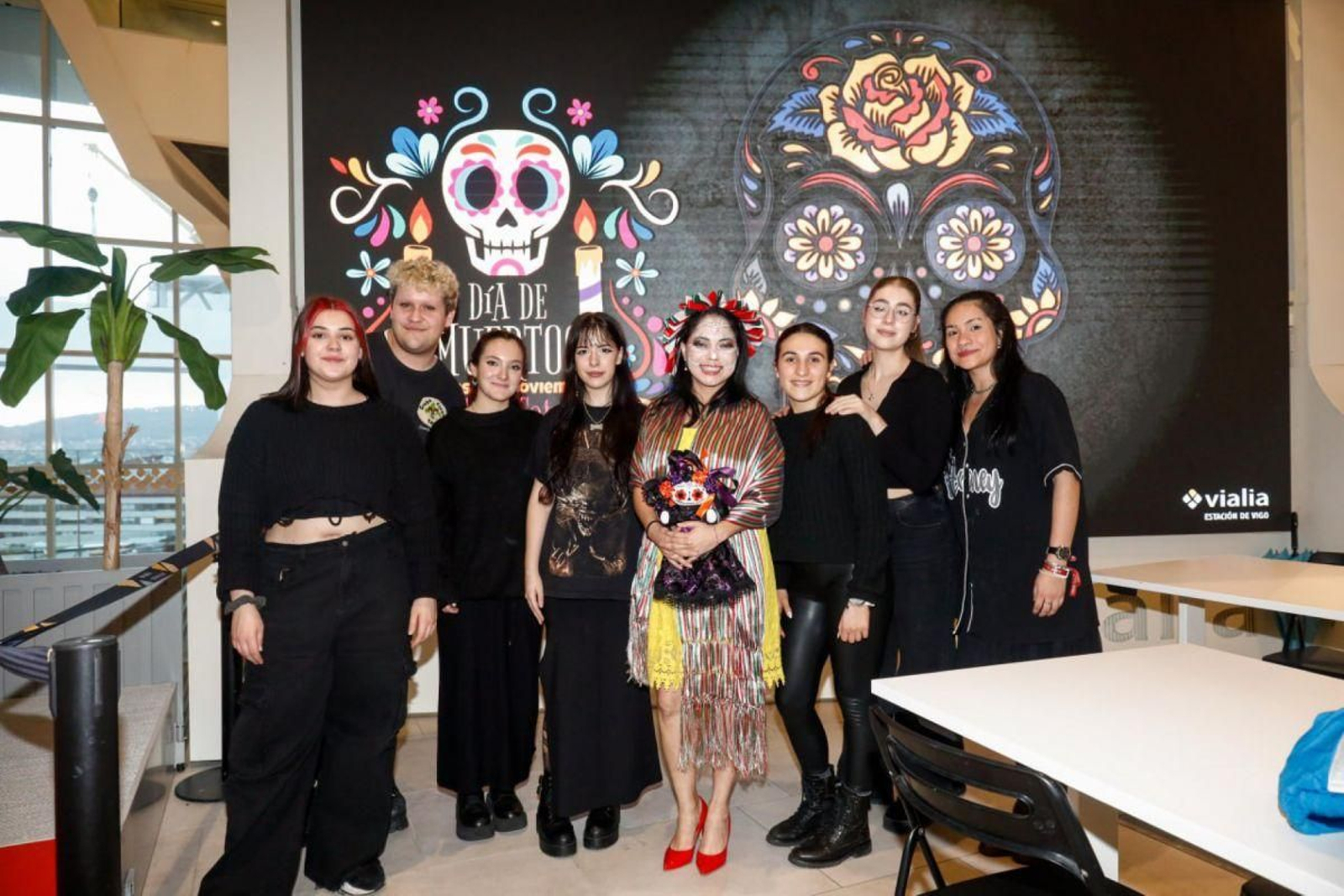 Vialia fue la pasarela de Catrinas y Catrines en un desfile organizado por la asociación de mexicanos Chichénitza.