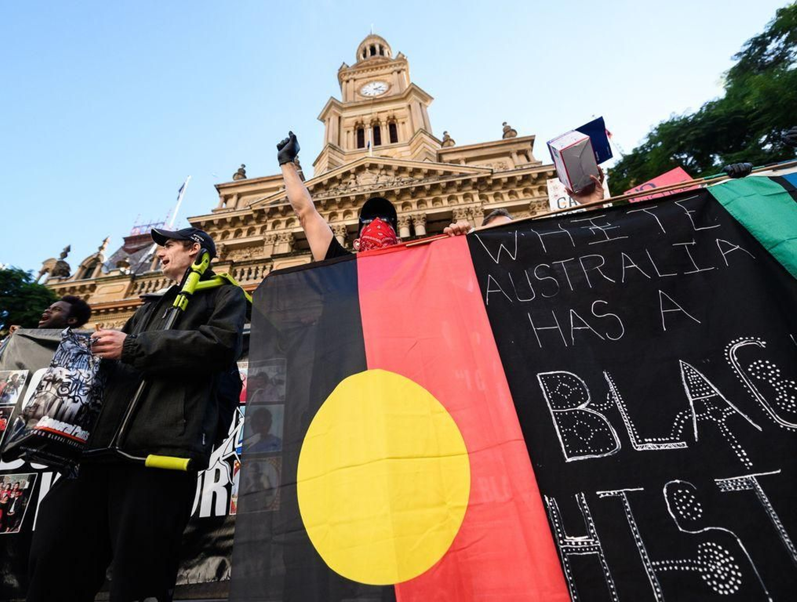Miles de personas reclamaron también en Sídney respeto hacia los aborígenes australianos.