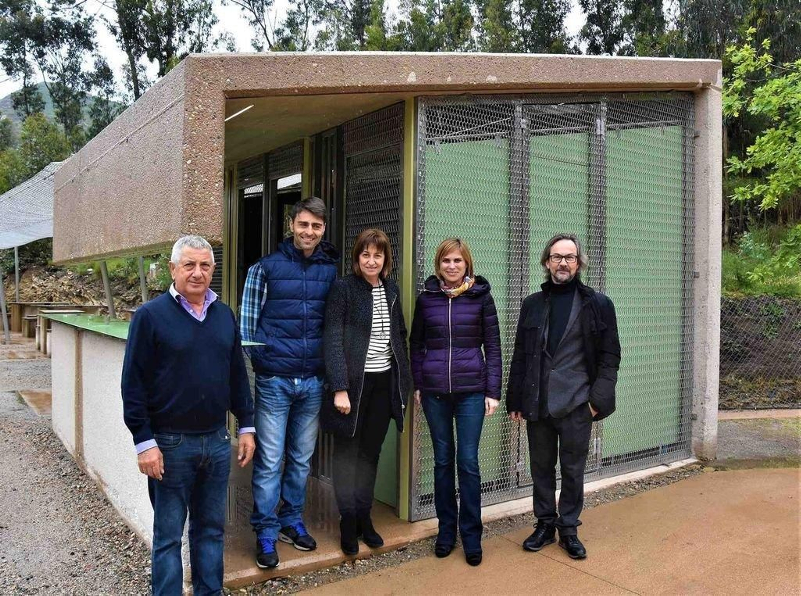 Nava Castro con la alcaldesa de O Rosal, María del Carmen Alonso, durante la visita a los molinos.