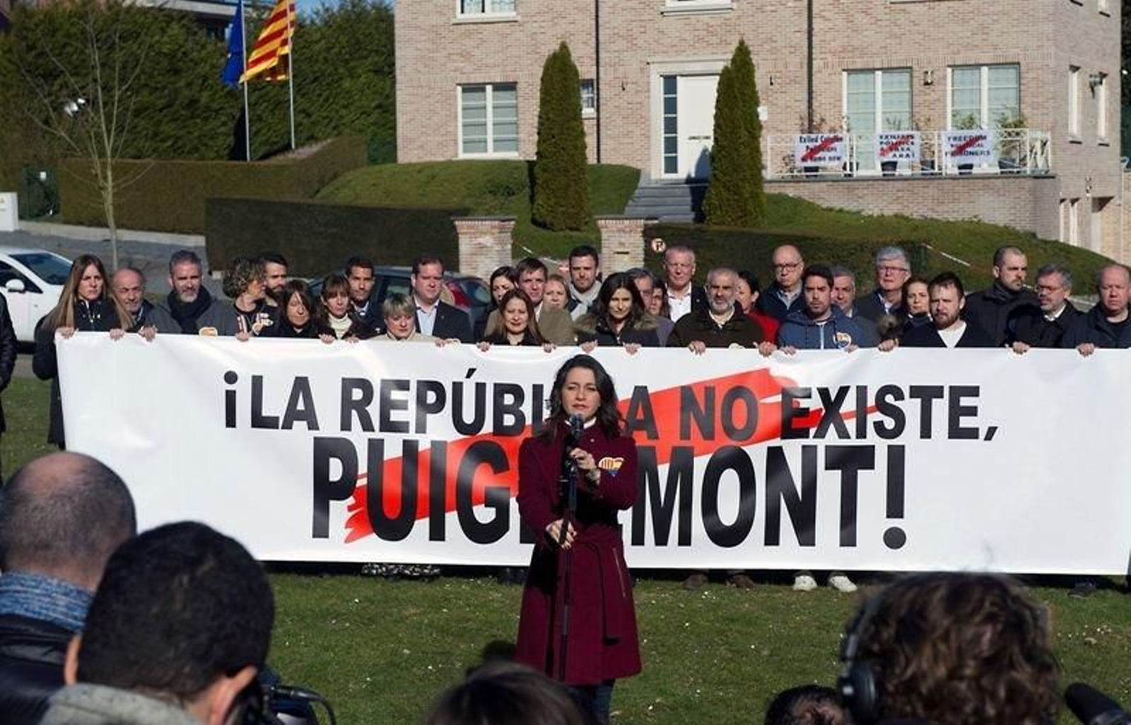 Arrimadas y sus compañeros de formación, ante el acto en la vivienda del huido  Puigdemont.