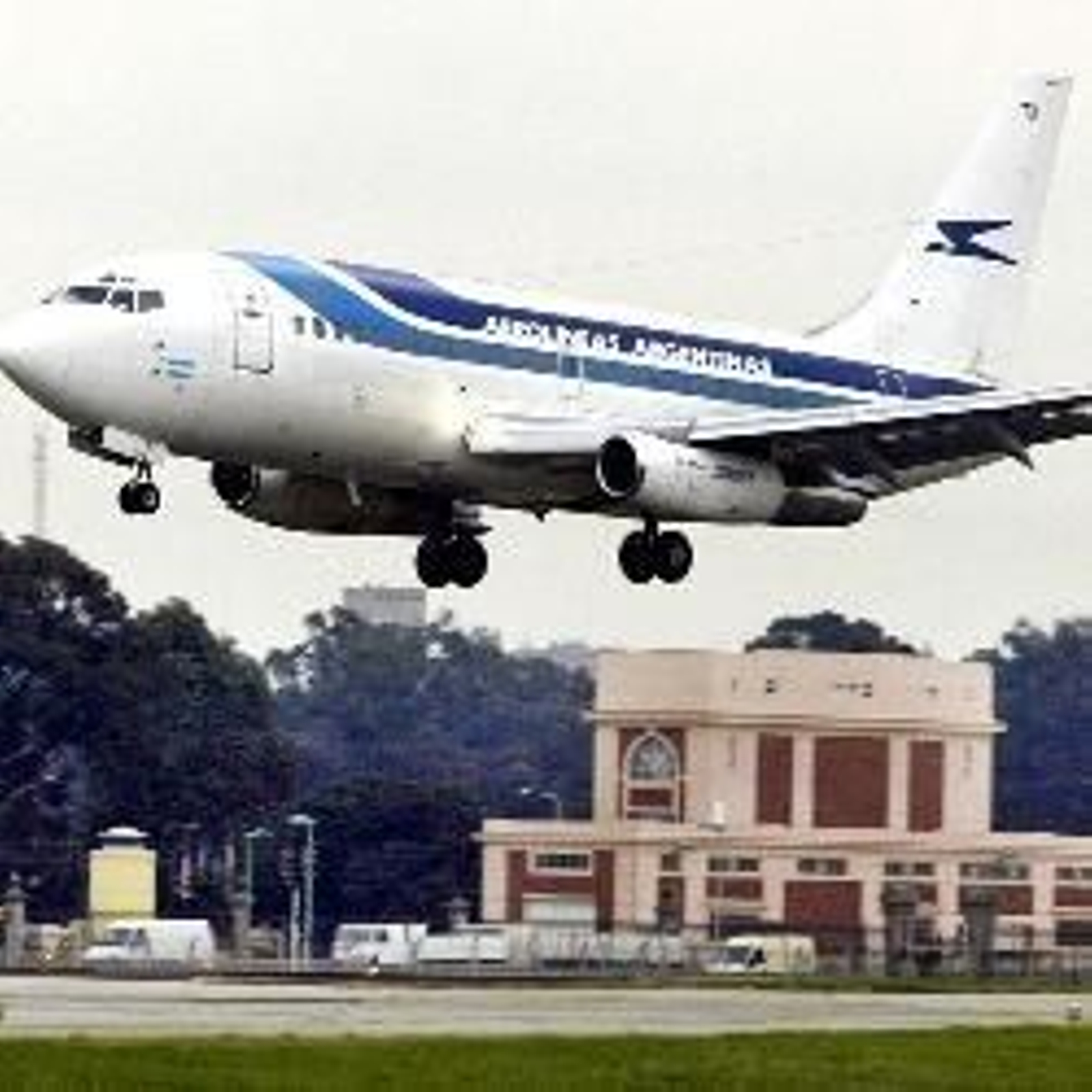 Vista de un avión de la compañía Aerolíneas Argentinas.
