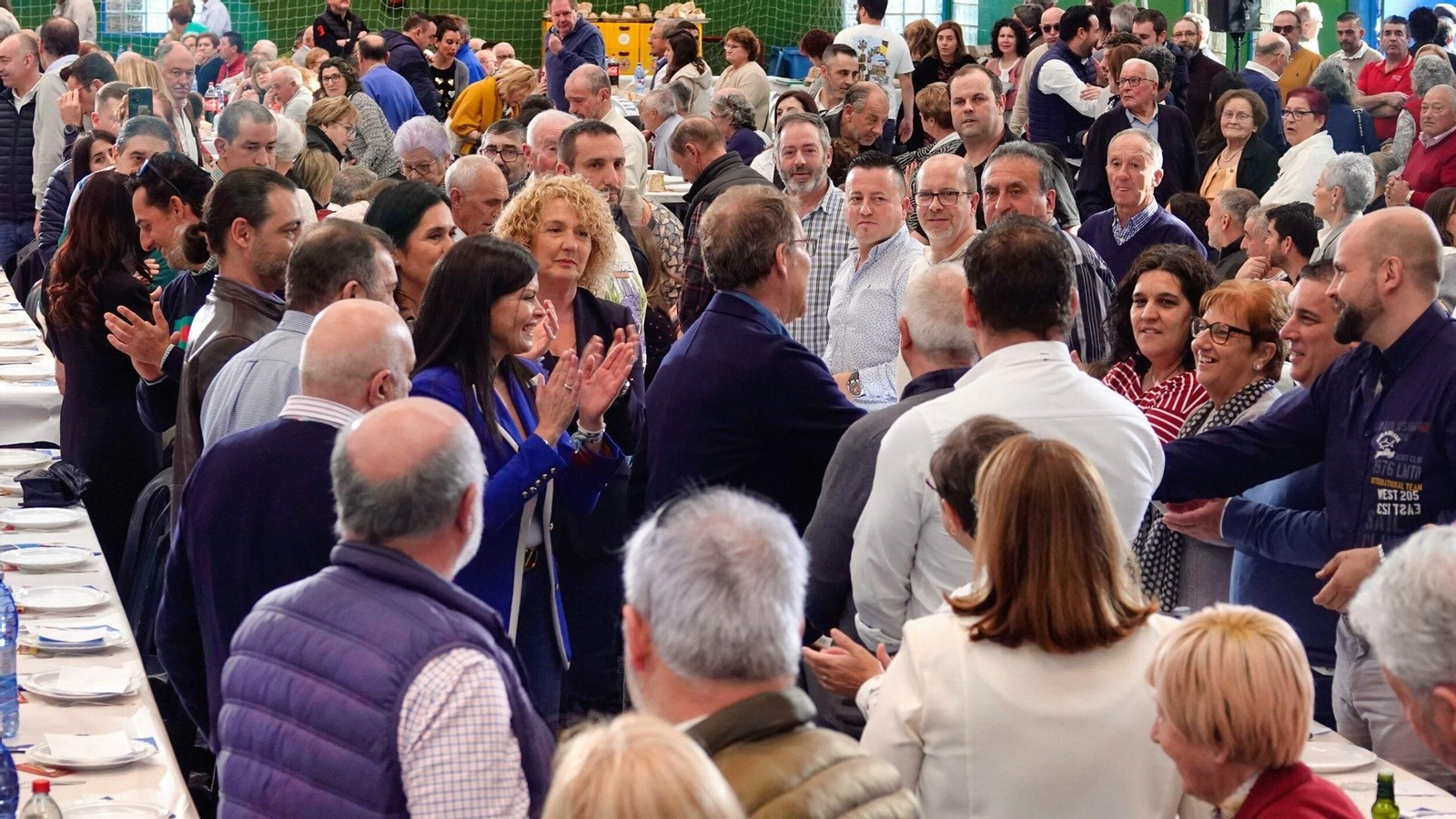 Alberto Núñez-Feijóo en la comida-mitín en Mos.