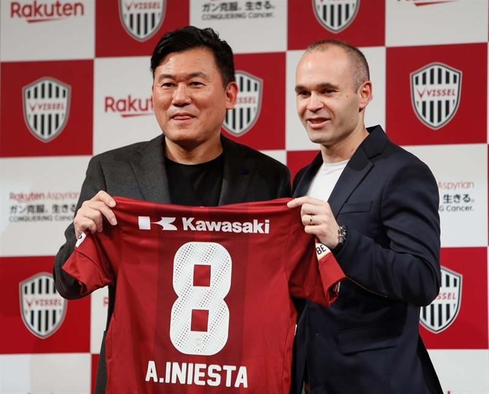 El centrocampista internacional español Andrés Iniesta (d) posa junto al presidente del Vissel Kobe, el empresario nipón Hiroshi Mikitani