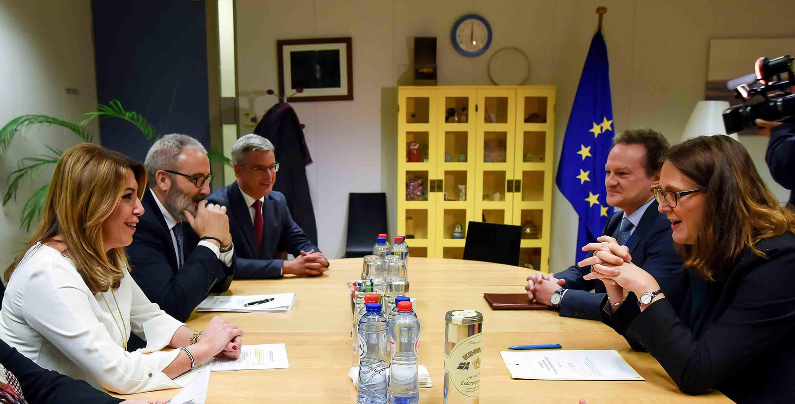 La Presidenta de la Junta de AndalucÃ­a,Susana DÃ­az, se reÃºne con la comisarÃ­a de Comercio de la ComisiÃ³n Europea, Cecilia MalmstrÃ¶m. Bruselas/21/11/2017/16/11/2017. Foto: OPJA -GC FotografÃ­a oficial de la Junta de AndalucÃ­a, se pone a disposiciÃ³n solamente para su publicaciÃ³n por las organizaciones de noticias y/o para la impresiÃ³n de uso personal por parte del sujeto (s) de la fotografÃ­a. La fotografÃ­a no puede ser manipulada de ninguna manera y no se puede utilizar en materiales comerciales o polÃ­ticos, los anuncios, productos, promociones que de alguna manera sugieran aprobaciÃ³n o respaldo de la Junta de AndalucÃ­a.
