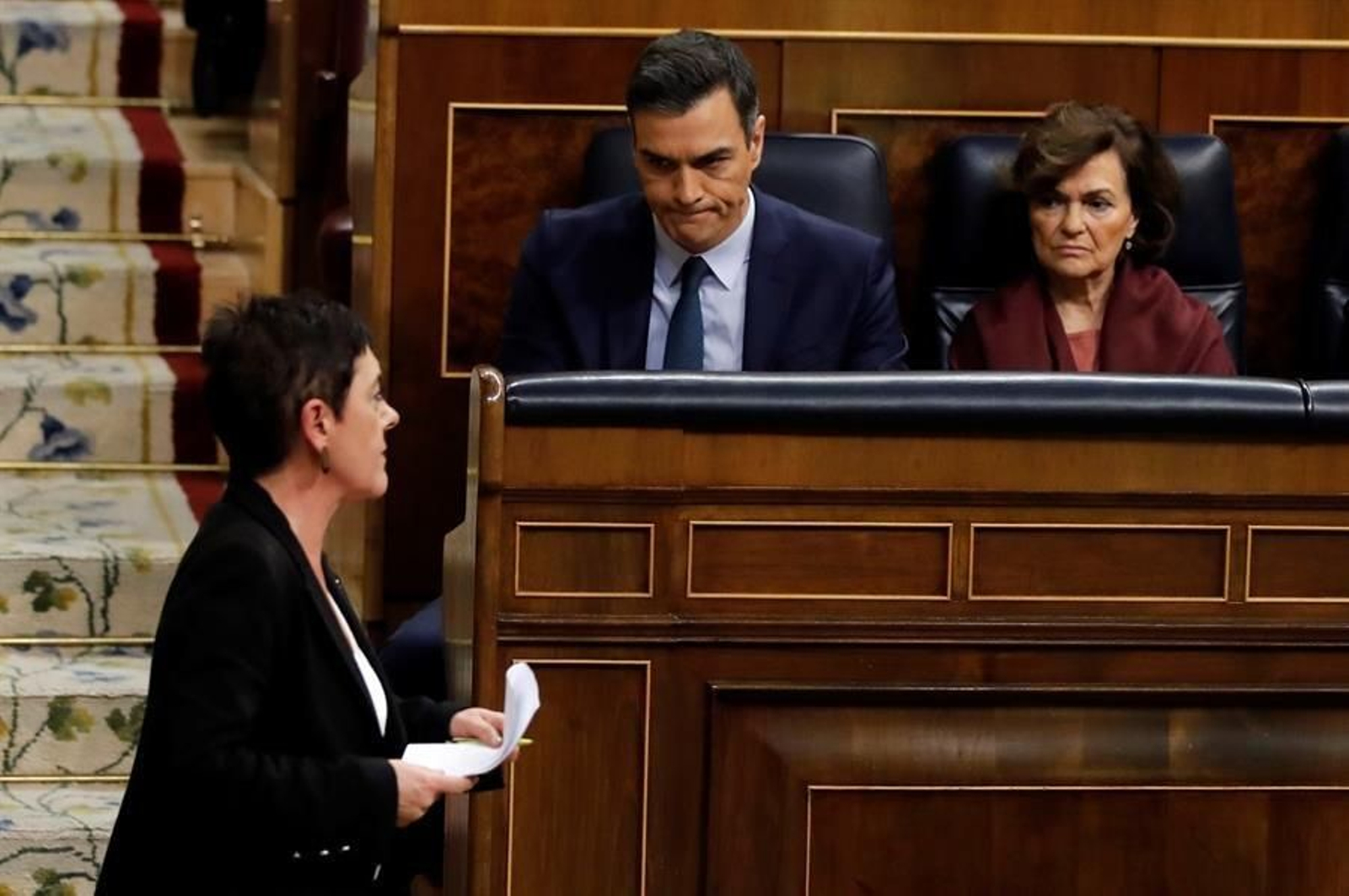 El candidato a la Presidencia del Gobierno, Pedro Sánchez, observa a la portavoz de EH Bildu, Mertxe Aizpurua