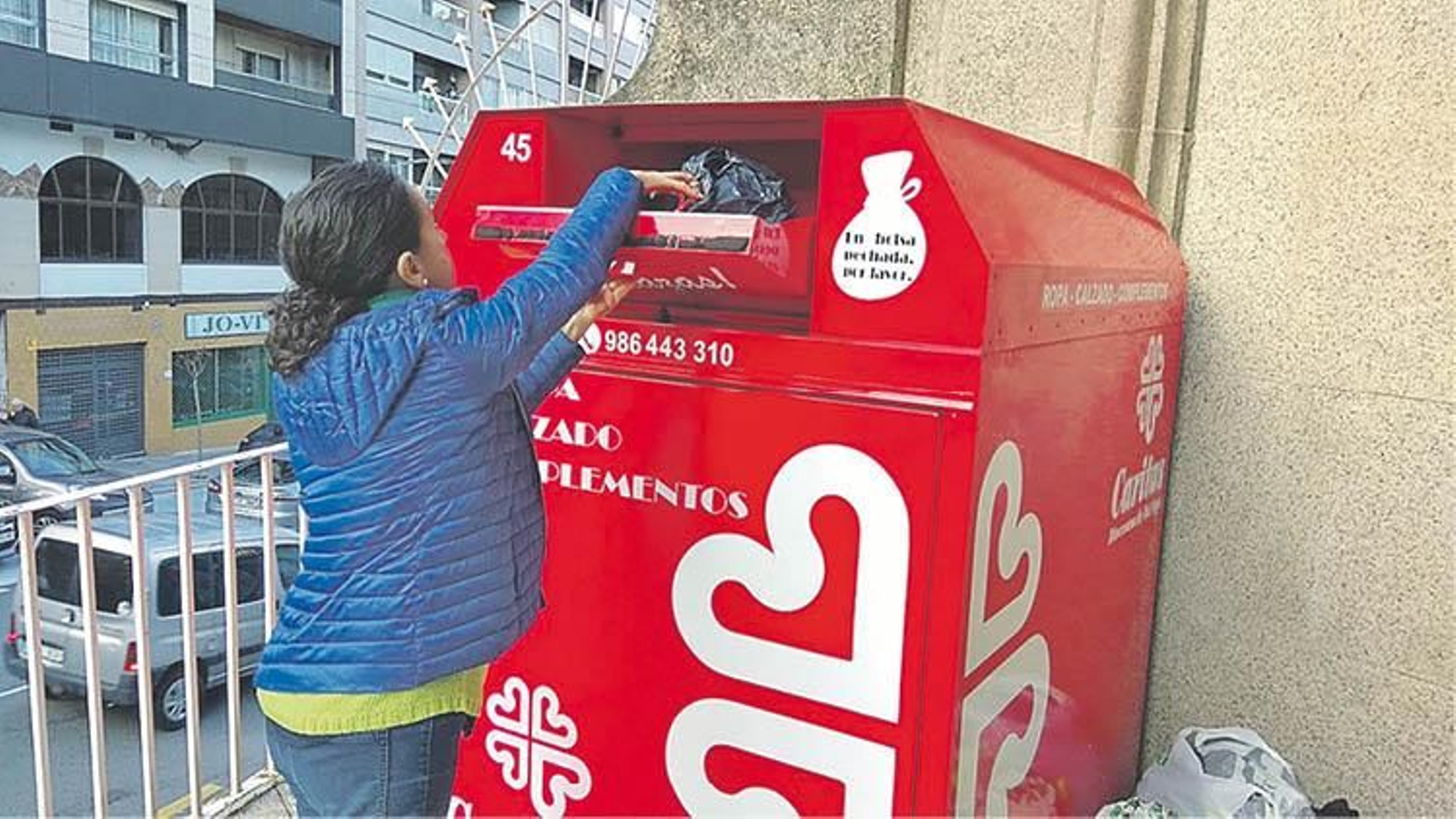 Uno de los depósitos para dejar ropa usada instalados por Cáritas.