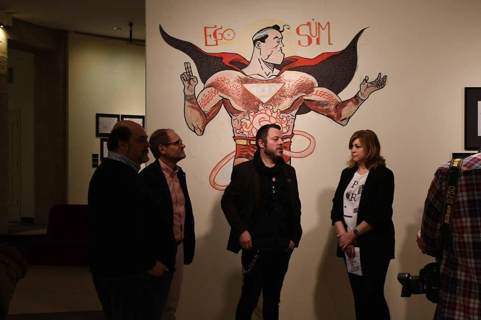 Asier Mensuro, el comisario; Jorge Mahía, director de Márketing de Abanca; el artista David Rubín y Marité Cores, coordinadora de Cultura de Afundación, ayer en la inauguración de la exposición.