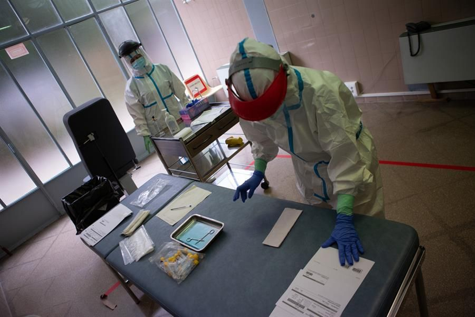 Dos profesionales sanitarias preparan el material para realizar pruebas PCR en el CAP Raval Nord de Barcelona.