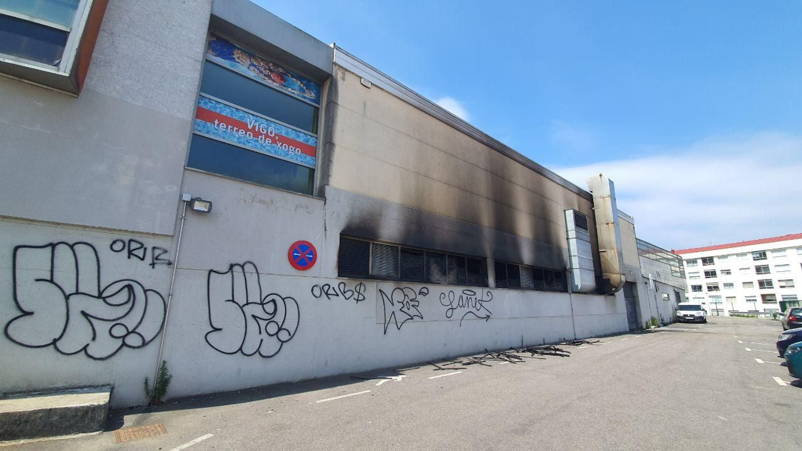 Aspecto de las instalaciones de la piscina de Teis tras el incendio. // J.V. Landín