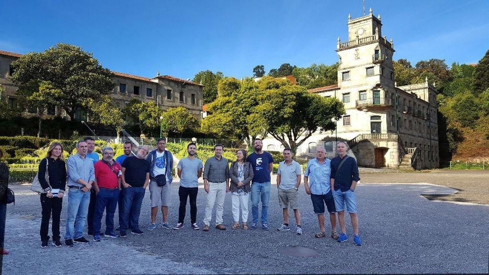 Luis Bará junto a miembros del BNG de Vigo, ayer en la ETEA.