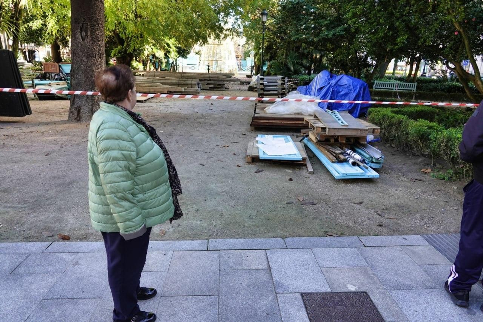Precinto en el mercadillo de Navidad. // Vicente Alonso
