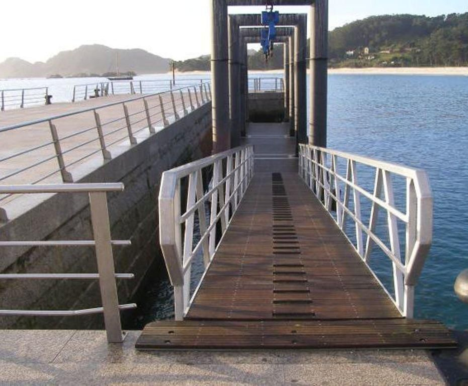 El muelle de Rodas tiene una pasarela de 17 metros de lago con travesaños y barandillas