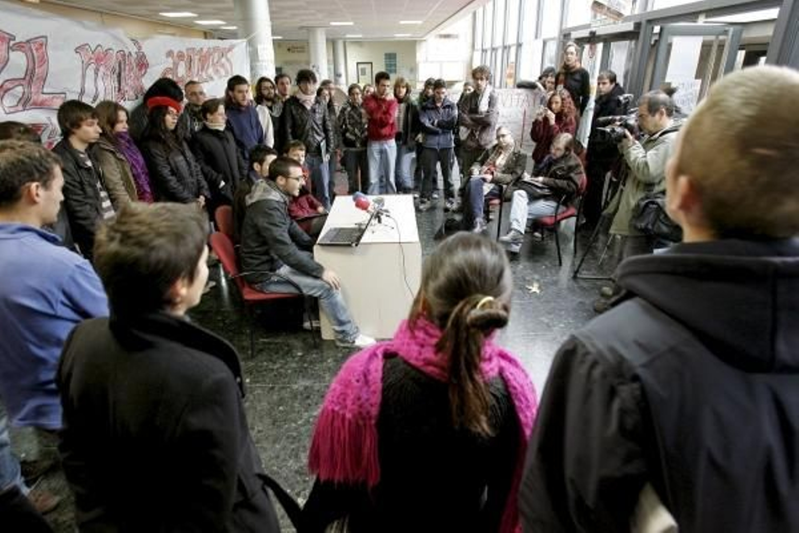 Estudiantes durante la asamblea de Valencia. (Foto: Elvira Urquijo)