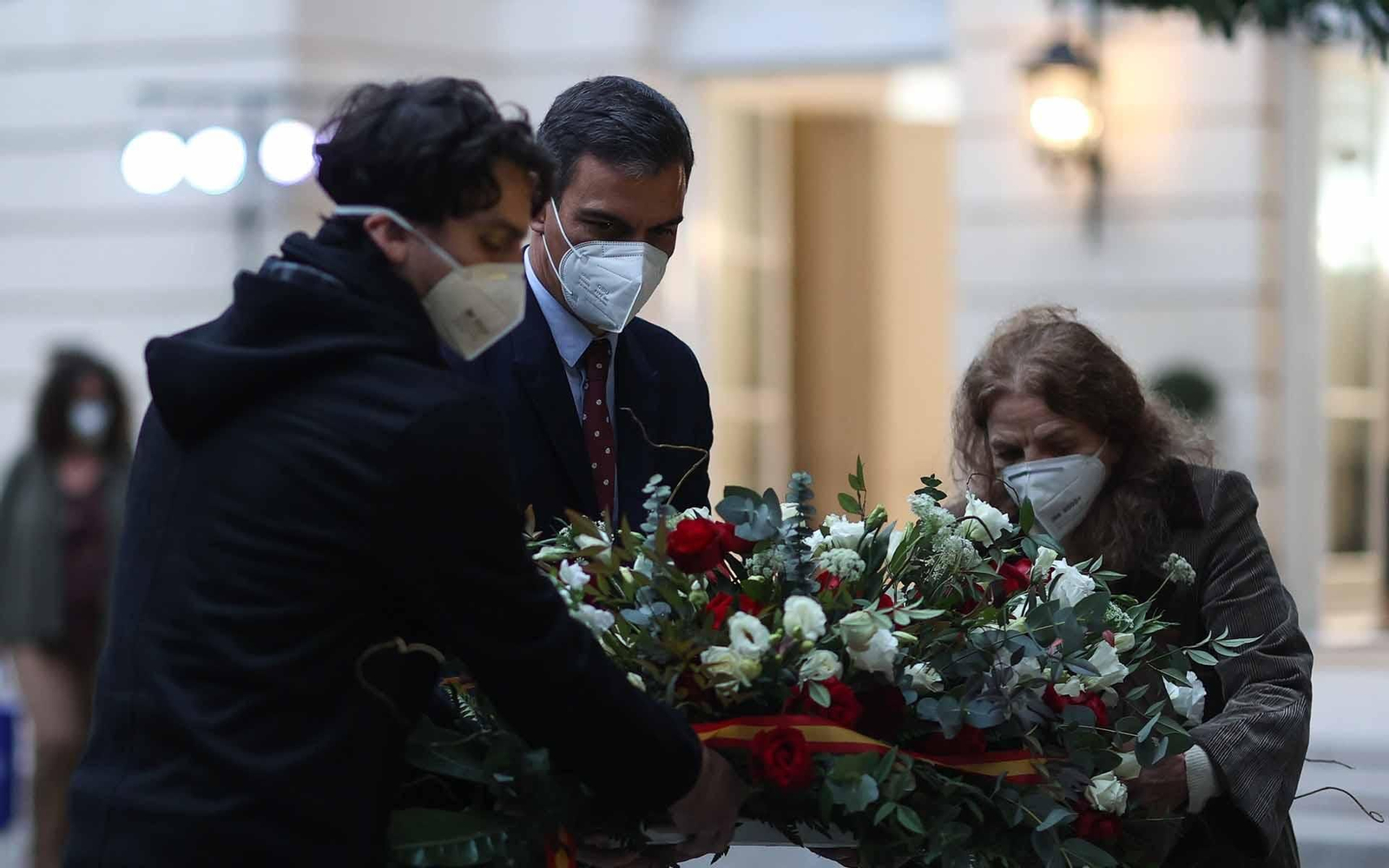 El presidente del Gobierno español, Pedro Sánchez (c), junto a familiares de desaparecidos, cerró su visita a Argentina hoy con un homenaje a los españoles que desaparecieron durante la dictadura en el país sudamericano. EFE/ Juan Ignacio Roncoroni