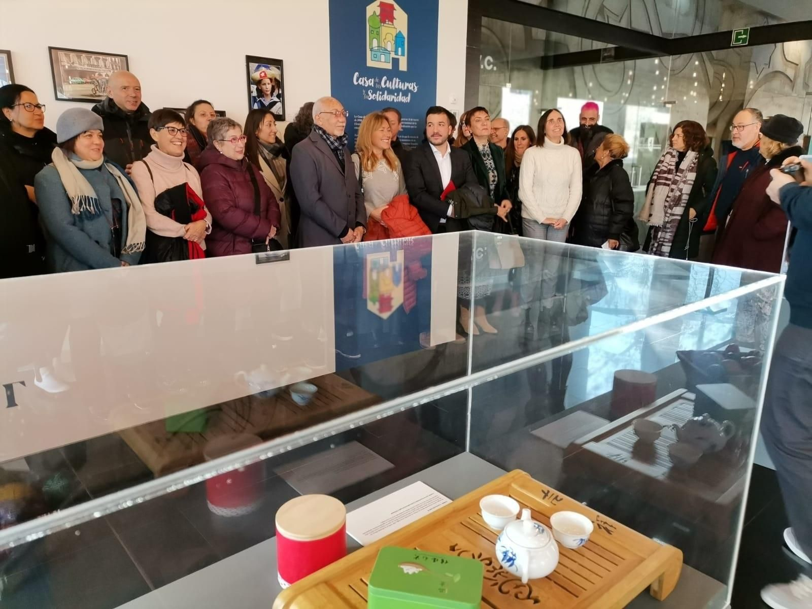 Desde su creación en 1998, la Casa ha sido un espacio compartido entre administraciones, entidades sociales y la población inmigrante, destacando la participación activa de asociaciones en su gestión