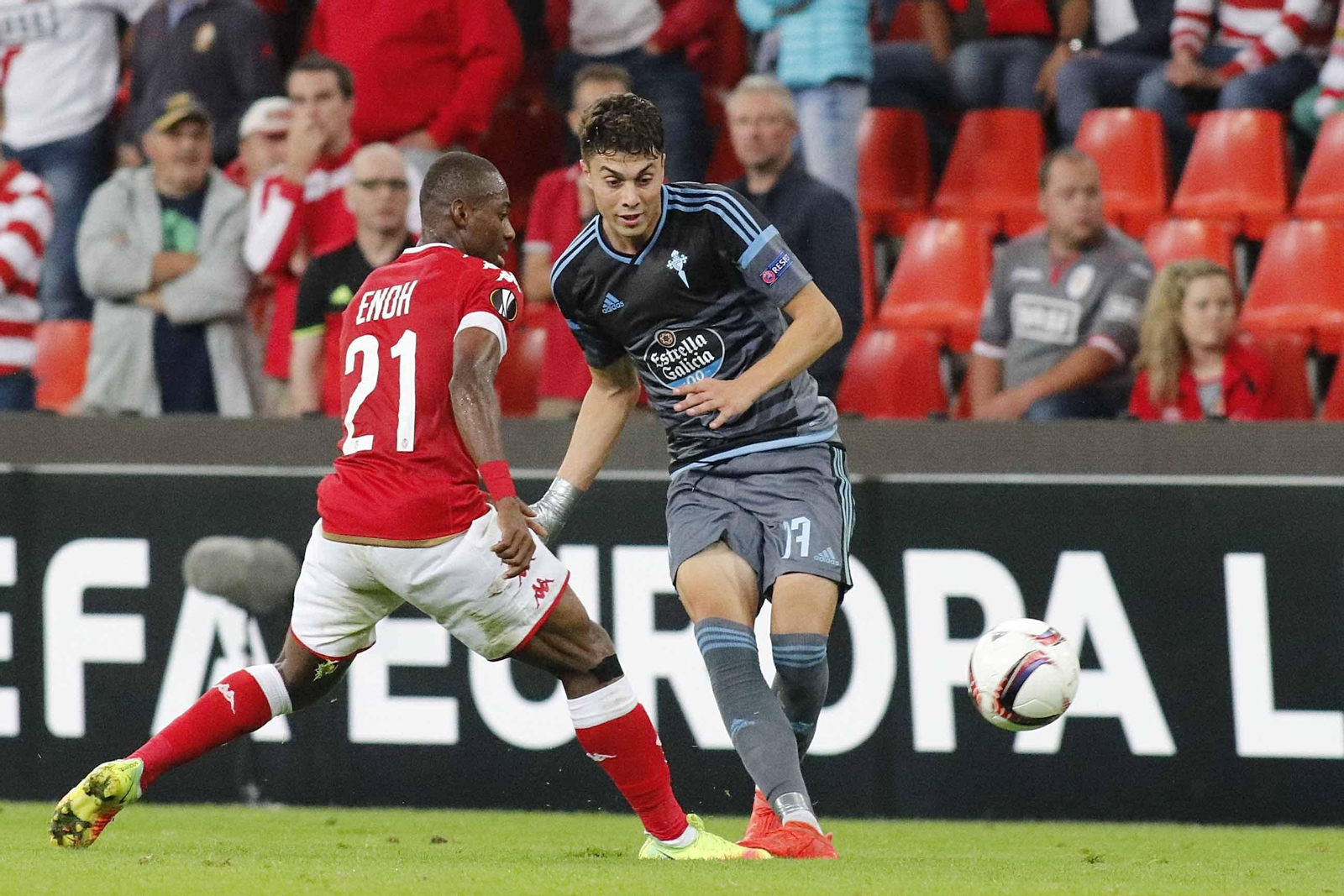 Naranjo golpea el balón ante el mediocentro del Standard Enoh.