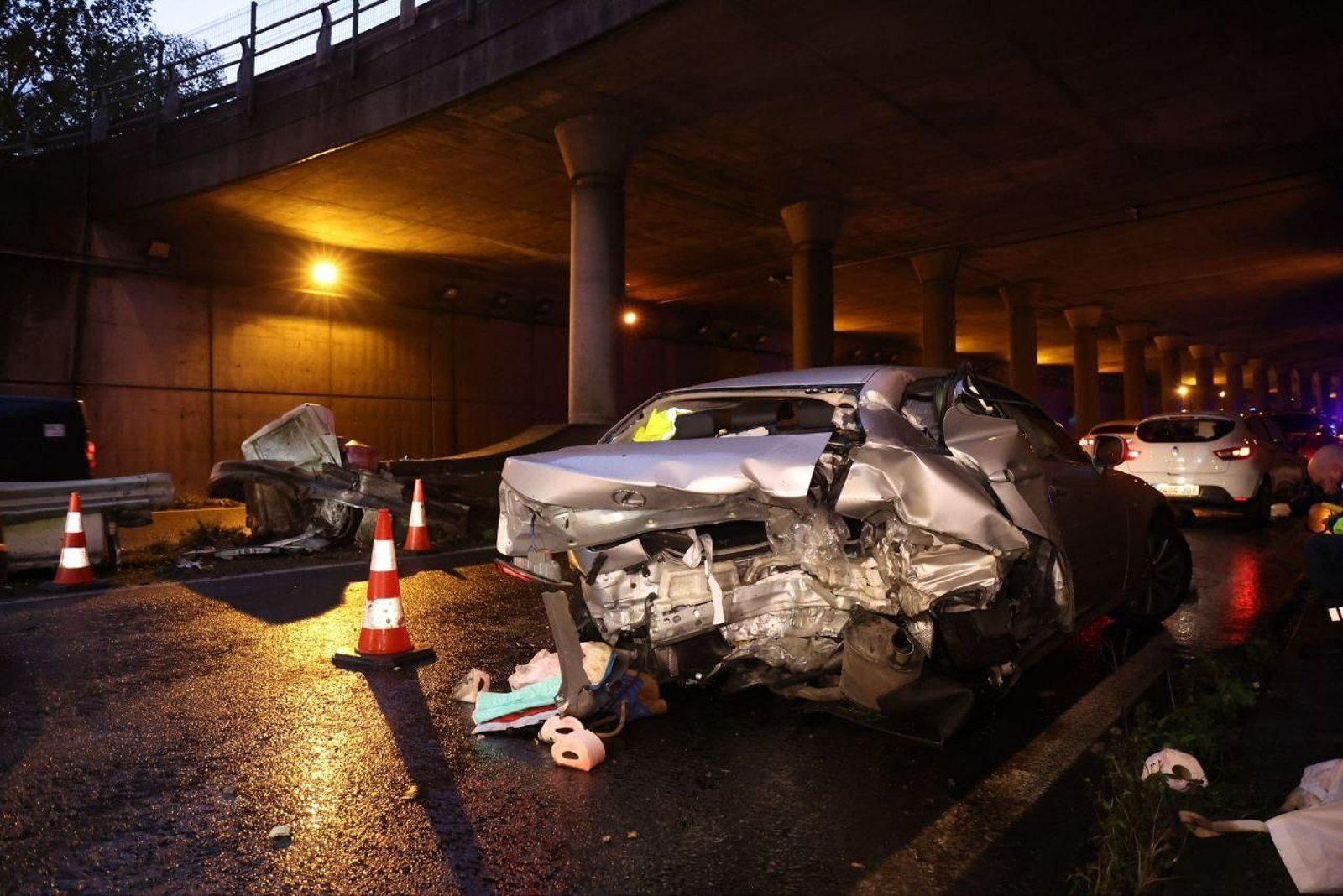 El vehículo en el que viajaba el conductor fallecido en Vigo quedó totalmente destrozado.
