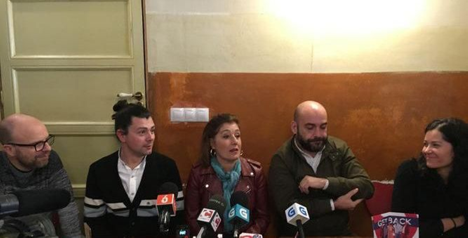 Este martes algunos de los actores han representado un fragmento de la obra en un autobús compostelano