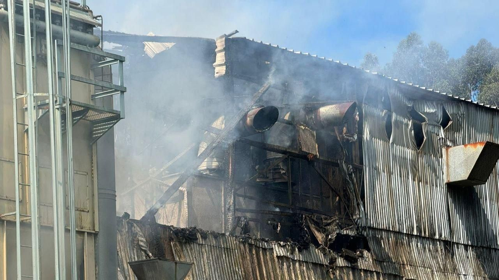 El interior de la nave, calcinado por el fuego. // Alberte