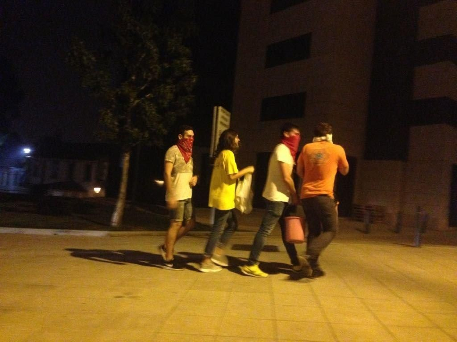 Armados de cubos y pañuelos, en la noche del domingo al lunes, rumbo al Castro.