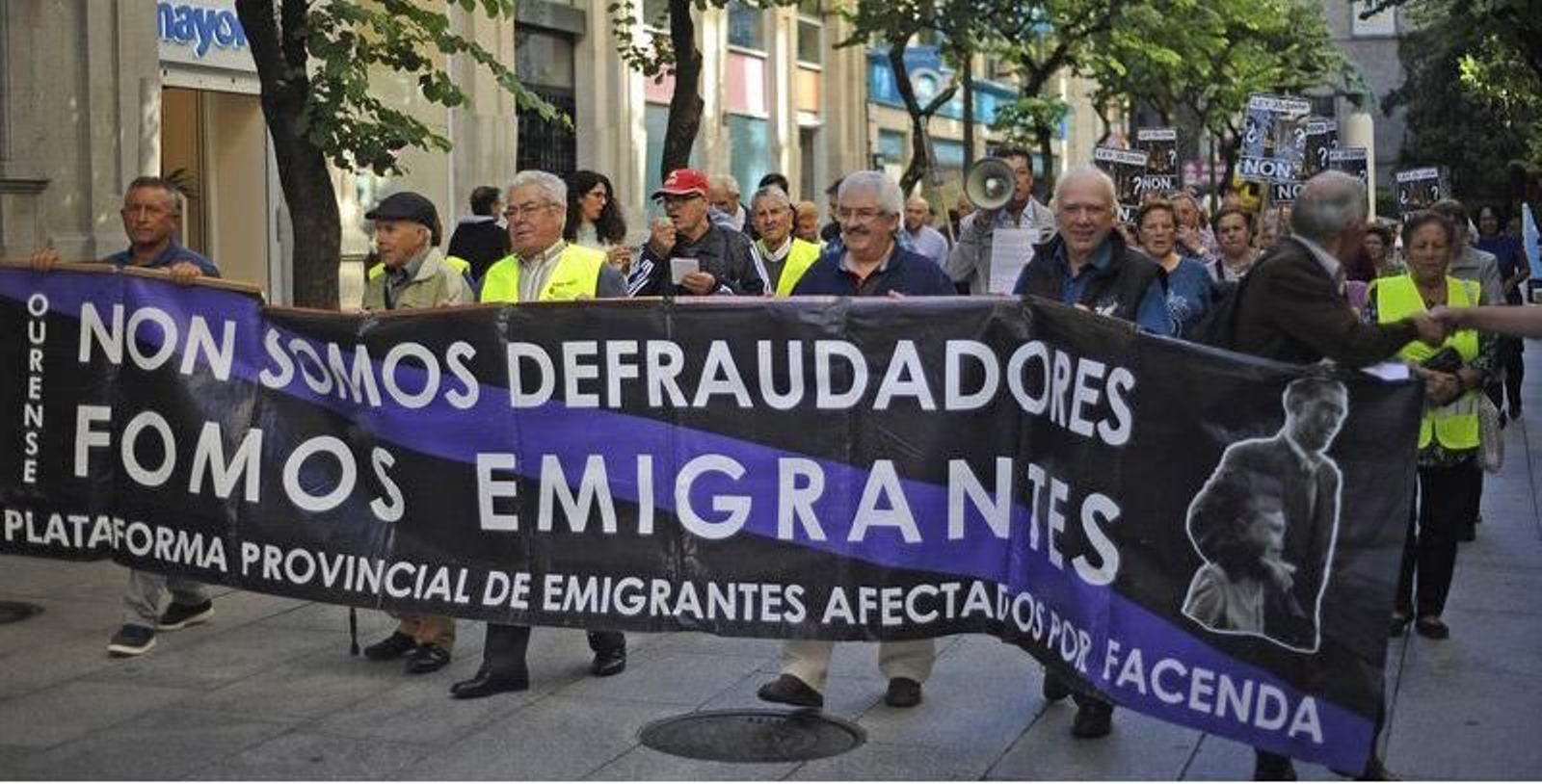 Protesta emigrantes retornados en Ourense. Foto Martiño Pinal