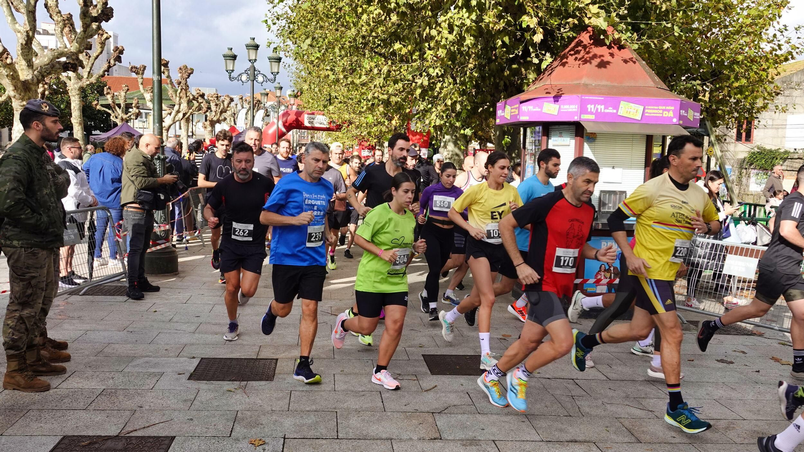 Los participantes en la carrera solidaria de Avempo toman la primera curva del circuito.
