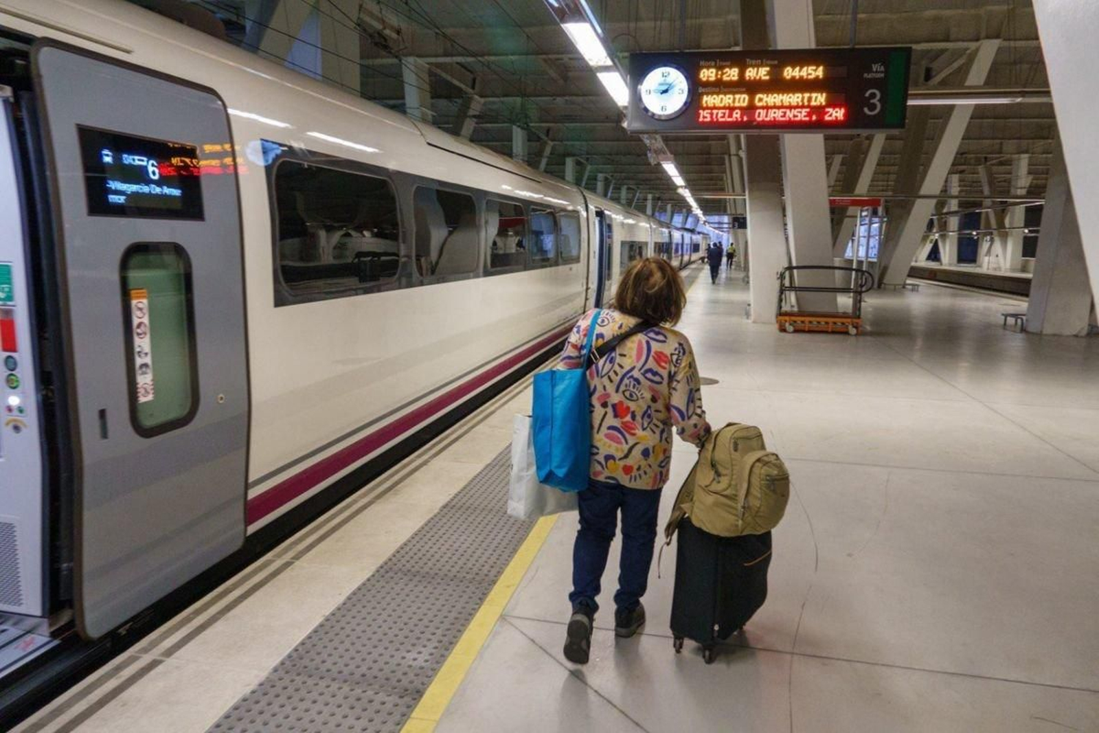 El Avril AVE en su primer día en la estación de Urzaiz.