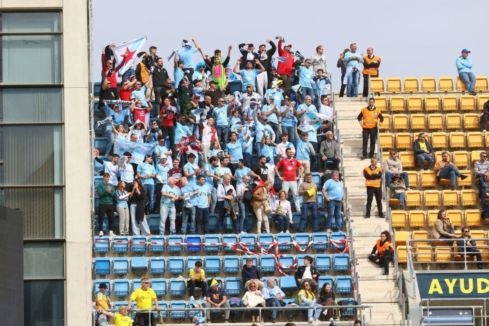 El Celta contó con el apoyo de un puñado de aficionados en las gradas del Nuevo Mirandilla.