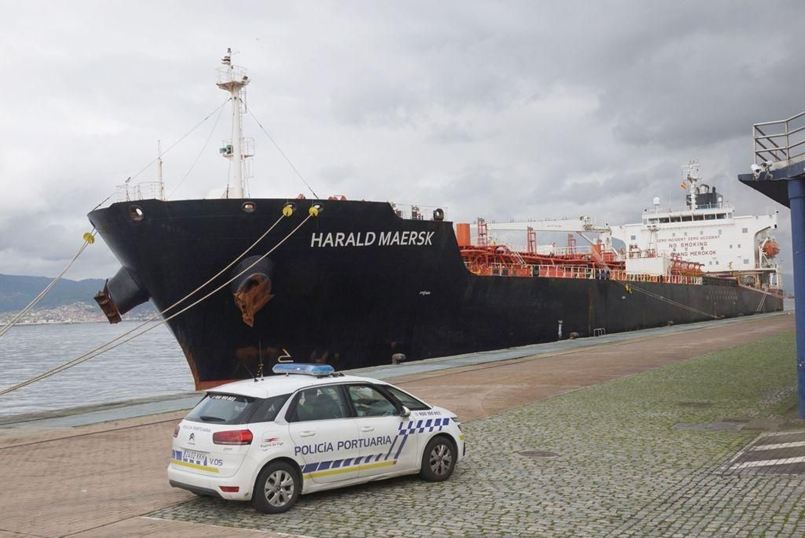El petrolero cumple una semana atracado y vigilado en el muelle de Trasatlánticos.