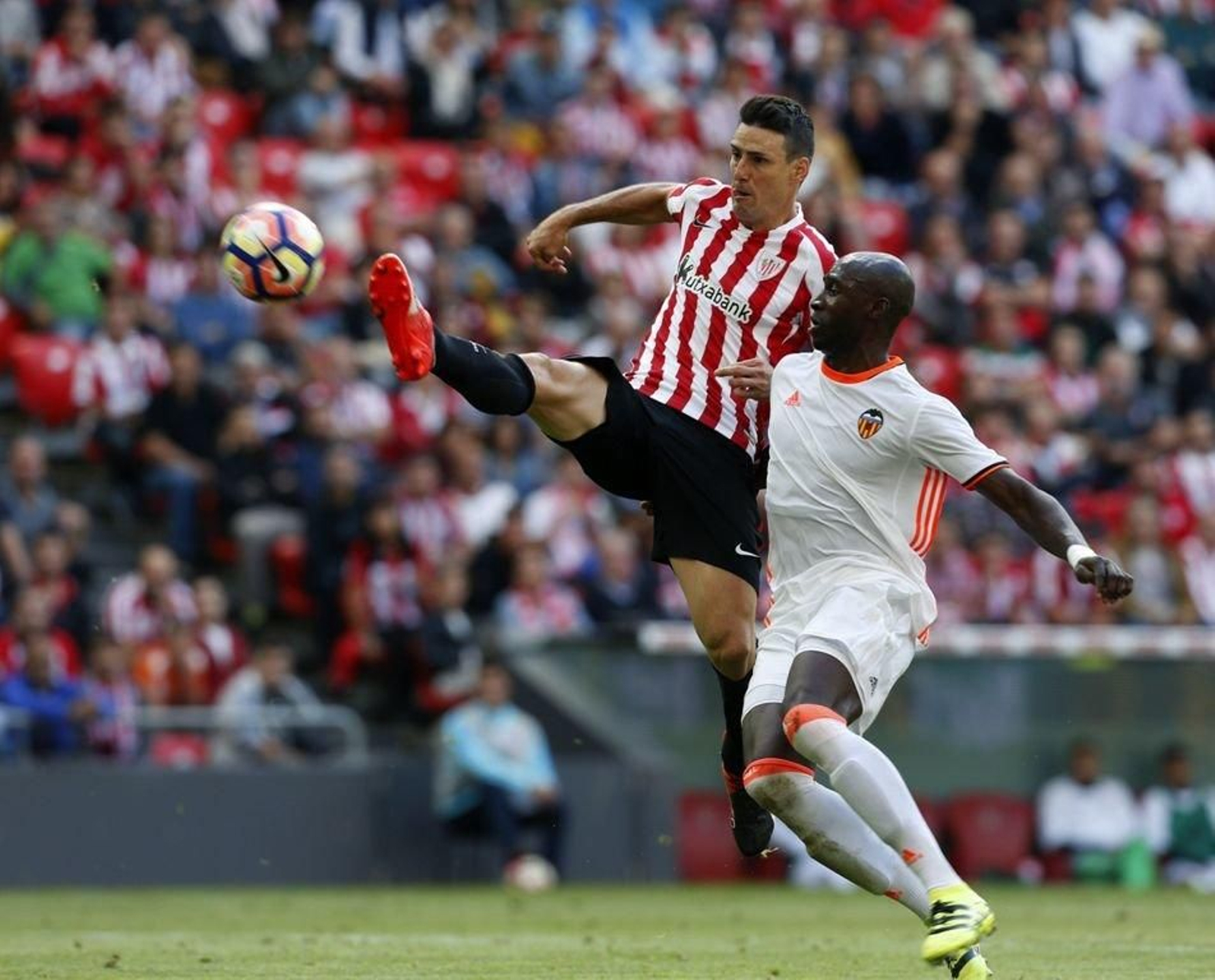 Aduriz se adelanta a Mangala para marcar el segundo gol del Athletic, ayer, en San Mamés.