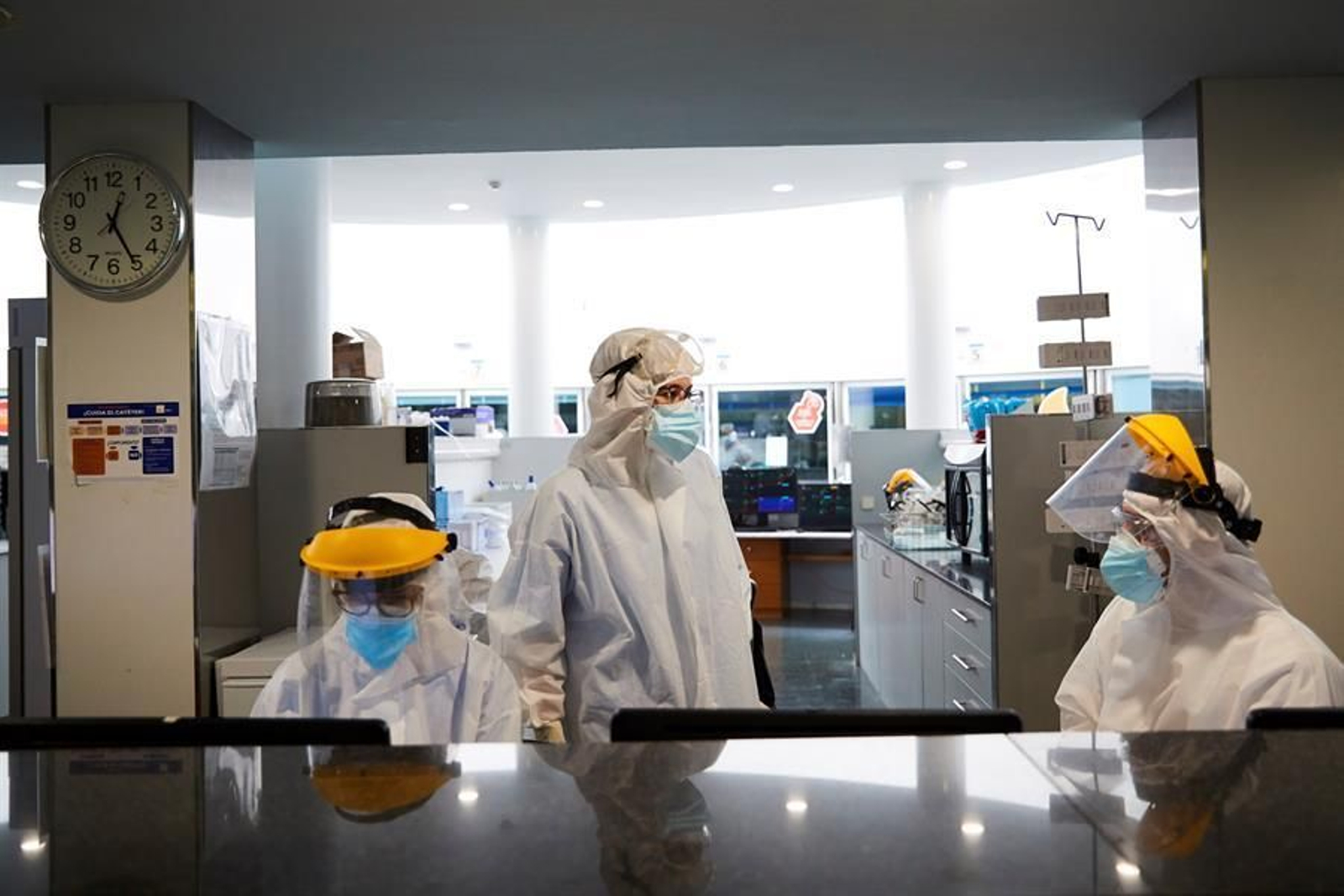 Profesionales sanitarios realizan su trabajo con enfermos de la COVID en la UCI del hospital del Mar de Barcelona.