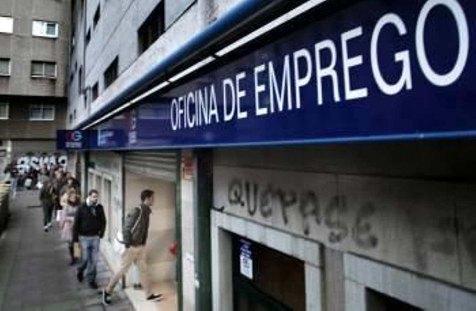 Personas haciendo cola a las puertas de una Oficina de Emprego de la Xunta, en A Coruña. (Foto: CABALAR)