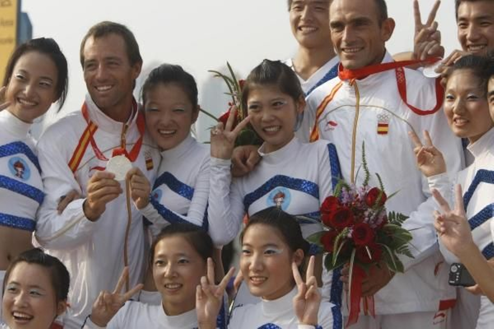 Los españoles posan con las azafatas, tras la entrega de medallas. (Foto: L. Tejido)