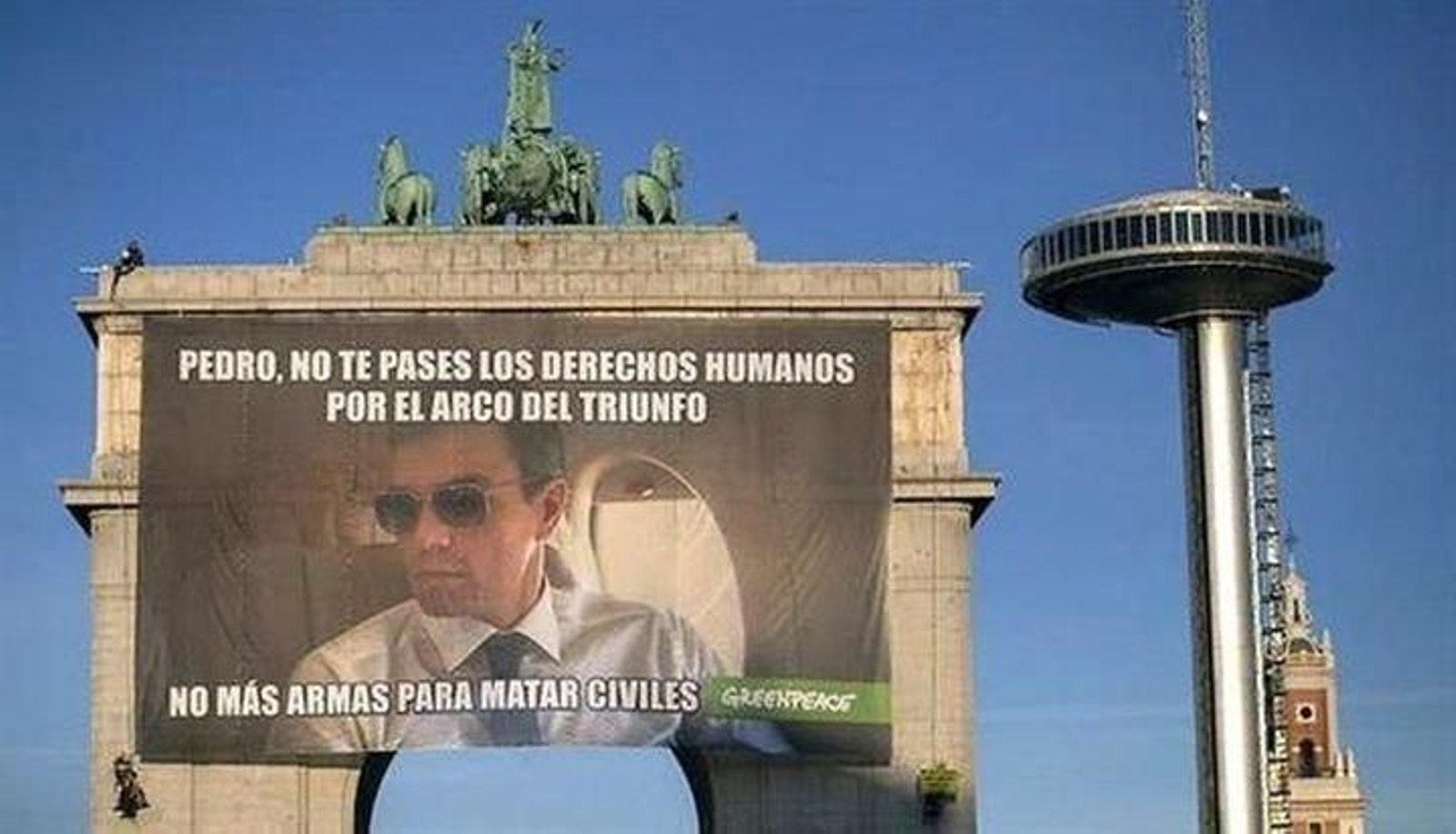 Activistas de Greenpeace han colgado un meme gigante en el Arco de la Victoria de Moncloa.
