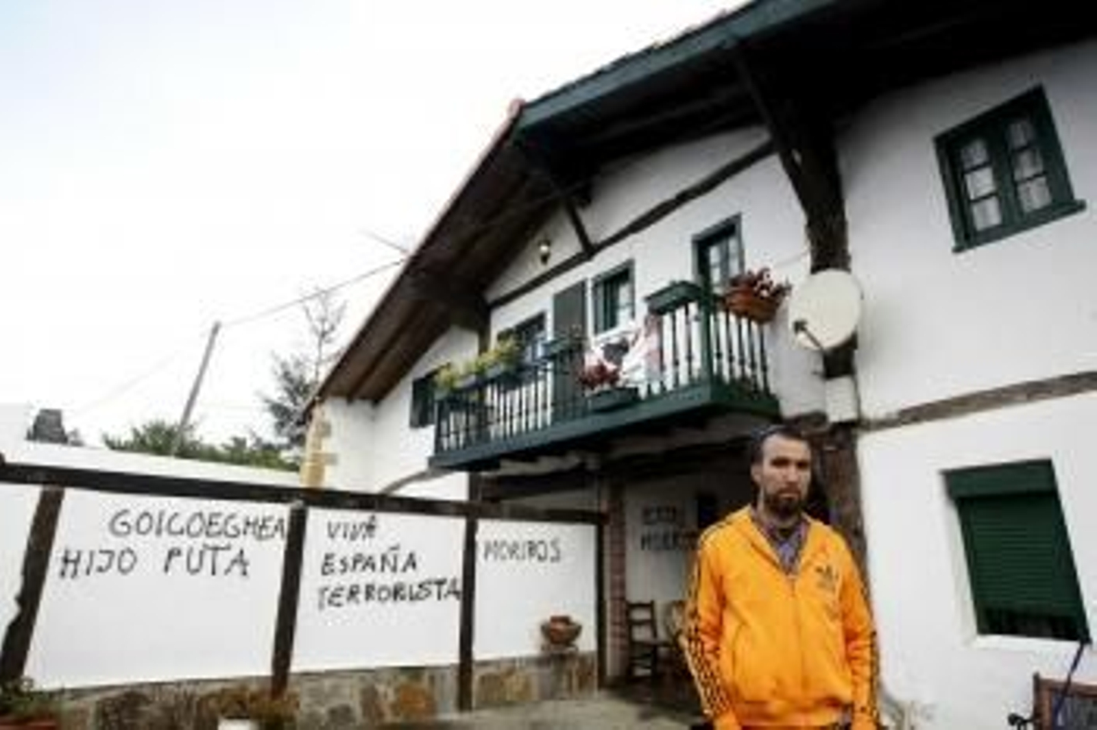 Zigor Goikoetxea delante de su casa.