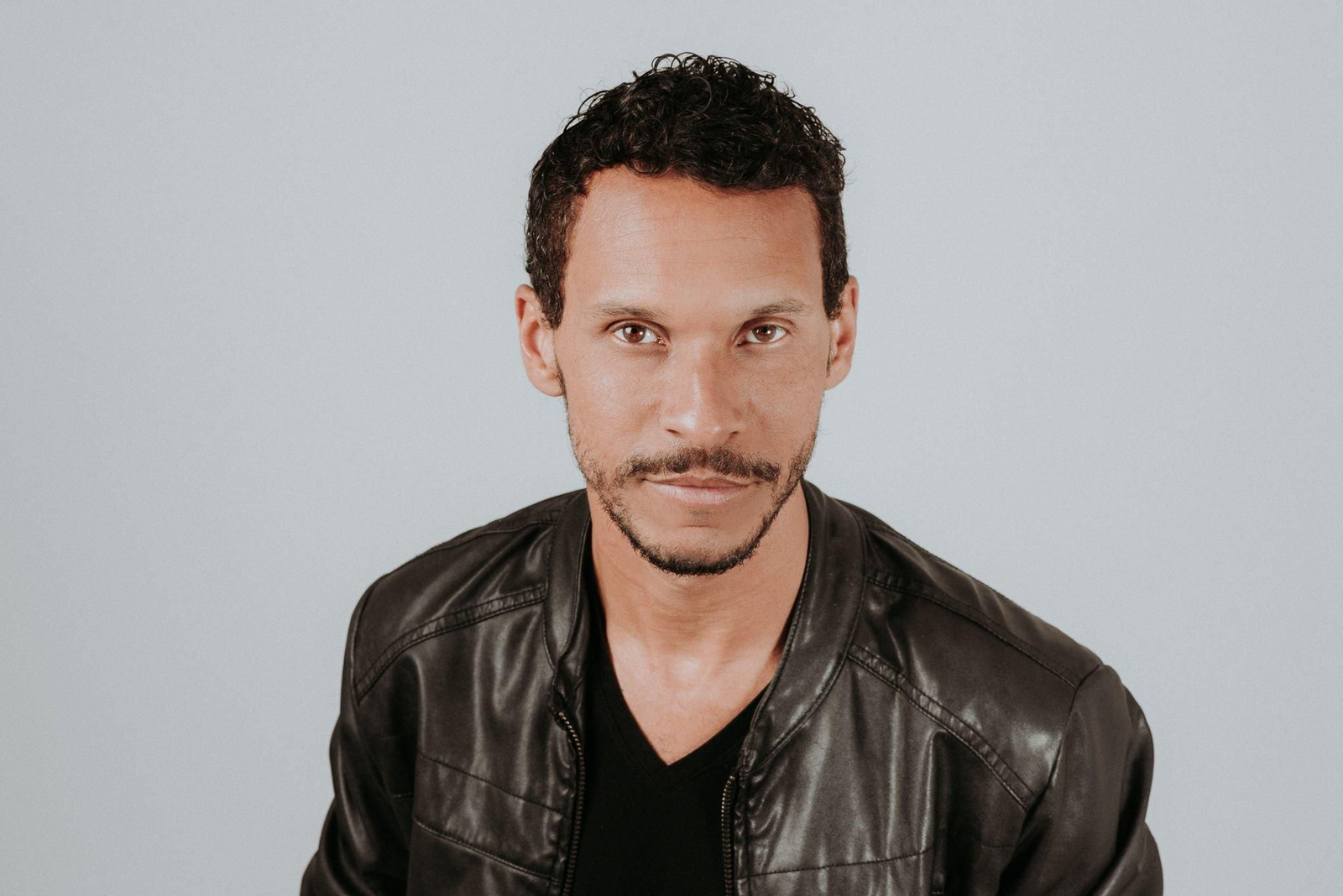 Gustavo Almeida presenta su nuevo single en Vigo.