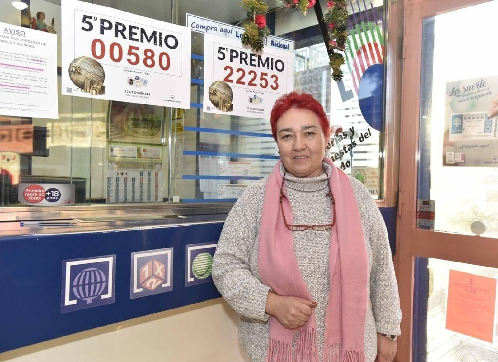 Amelia Losada, con los dos quintos que vendió.