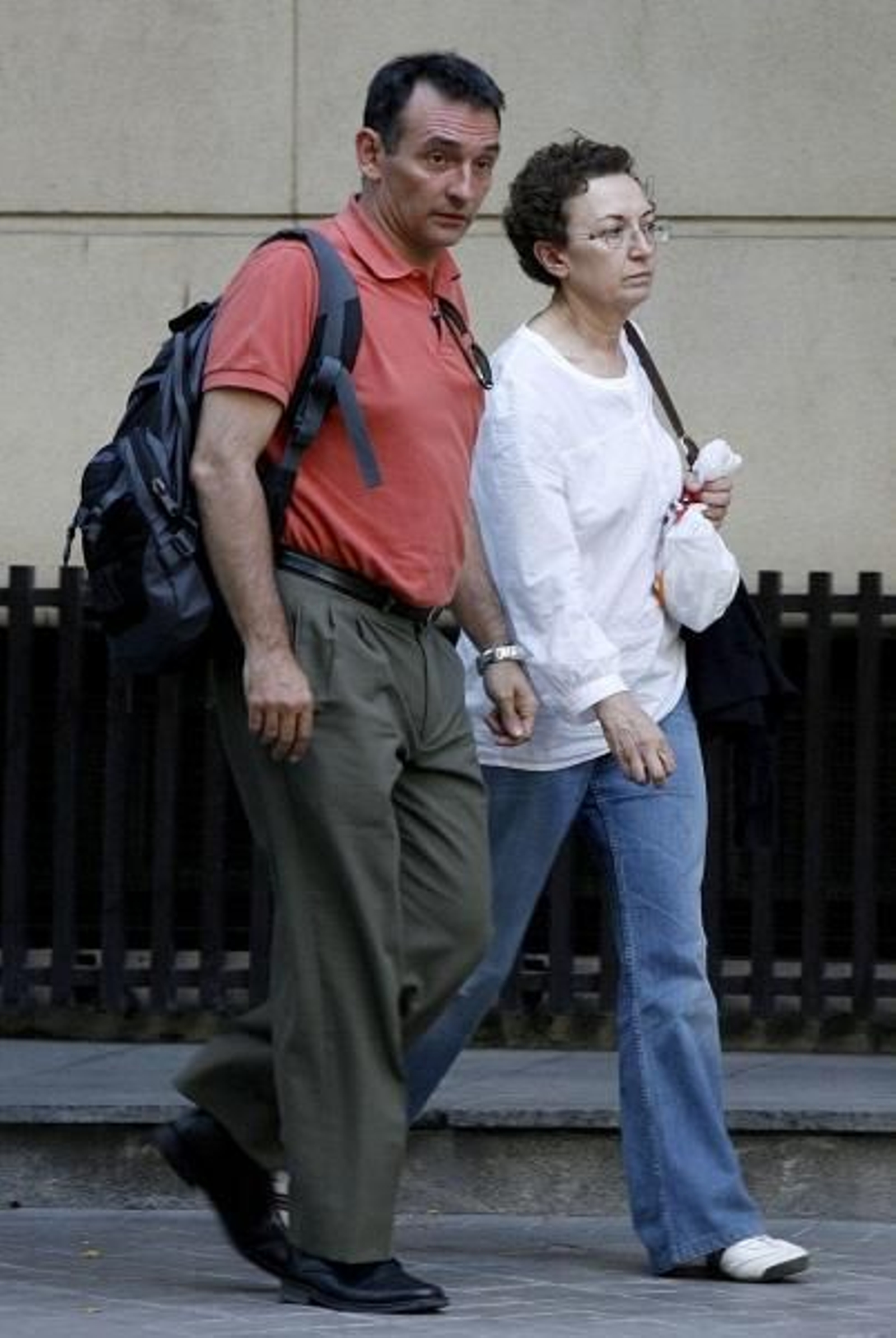 María Remedios García Albert, con su abogado, tras ser puesta en libertad. (Foto: EFE)