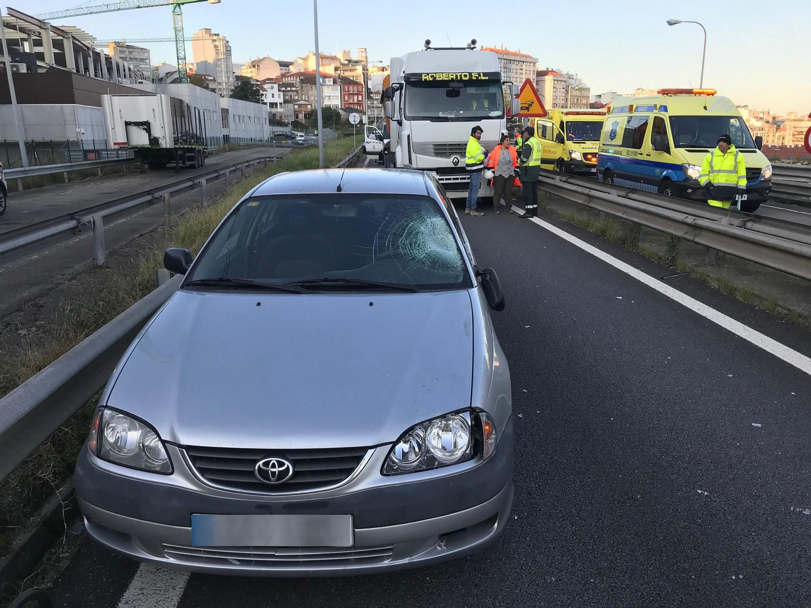 La víctima se bajó del vehículo para comprobar el acceso a las obras de Vialia, donde  llevaba material // Alberte