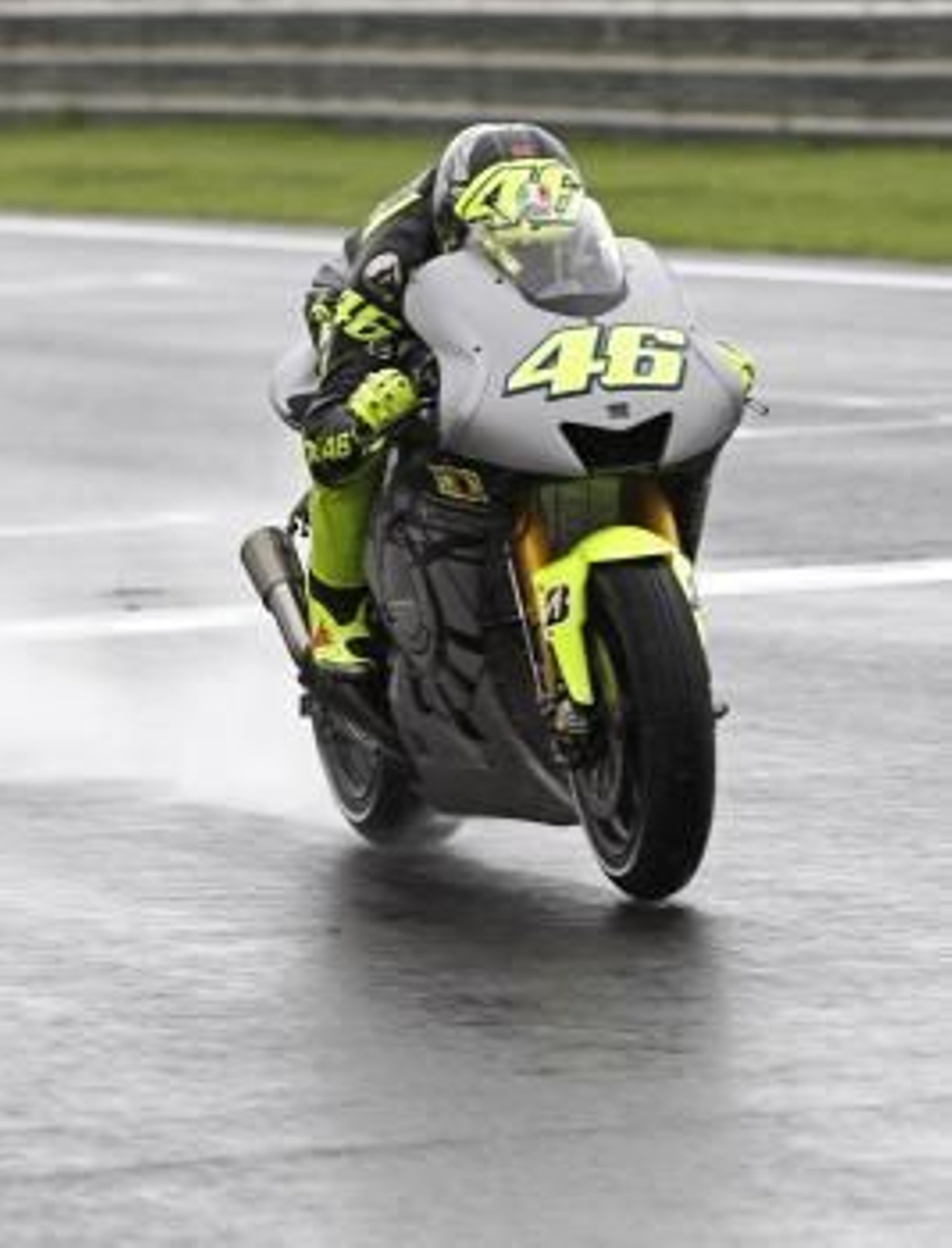 Valentino Rossi, ayer en Cheste con la Yamaha de 2013.