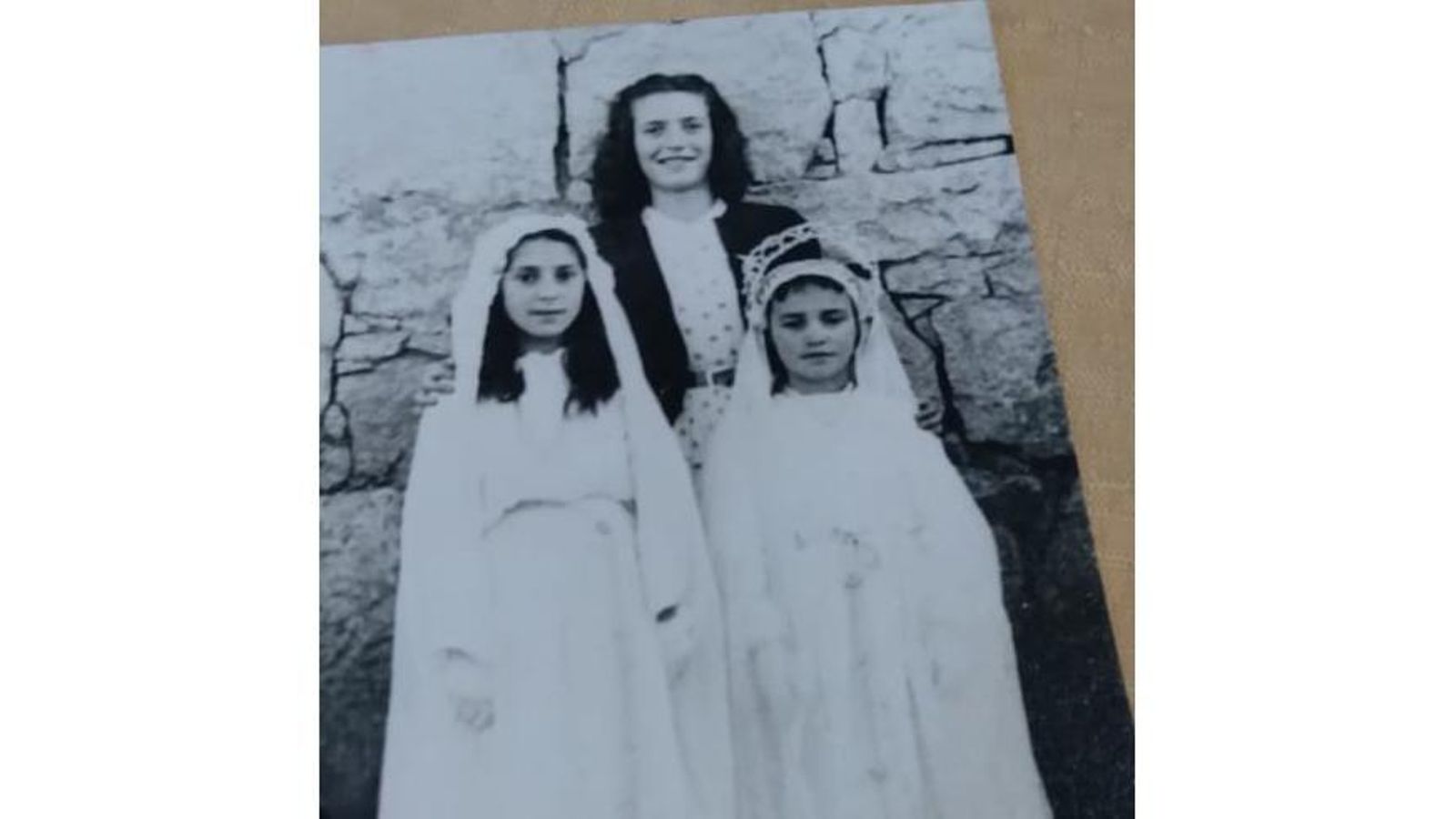Maisa Ouzande de pequeña, con sus hermanas en las tradicionales súplicas a la Virgen