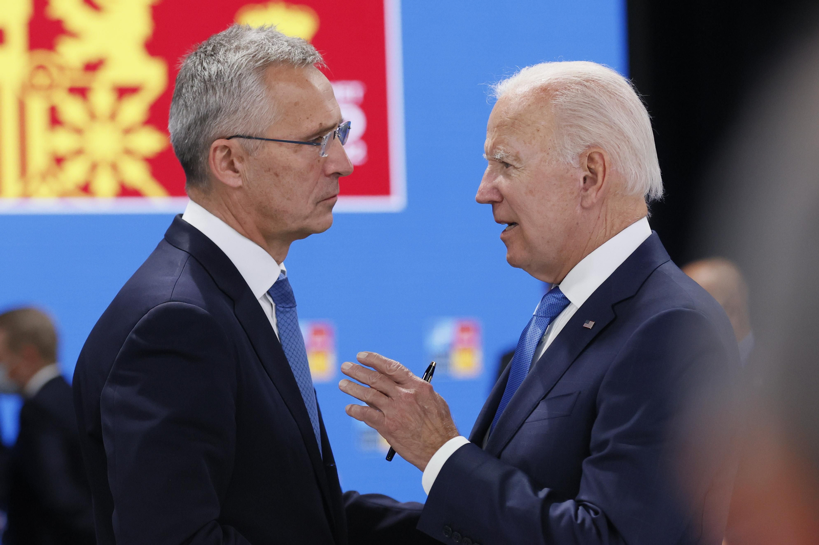 El secretario general de la OTAN, Jens Stoltenberg (i), conversa con el presidente de Estados Unidos, Joe Biden (d), durante la primera jornada de la cumbre de la OTAN que se celebra este miércoles en el recinto de Ifema, en Madrid. EFE/Lavandeira Jr