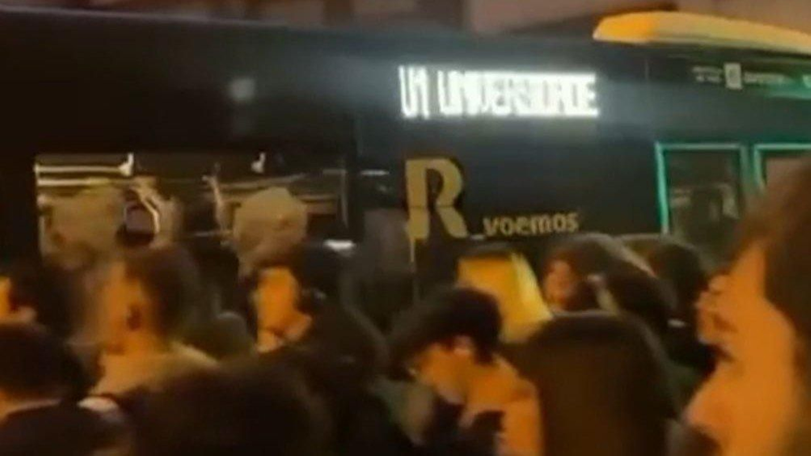 Estudiantes dejados ‘en tierra’ por el bus completo.