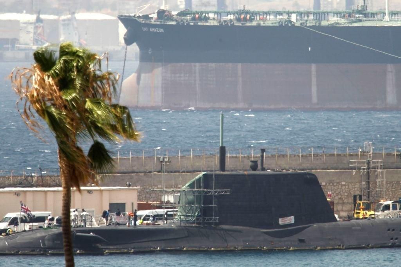 El submarino "HMS Ambush", fondeado en el puerto de Gibraltar.