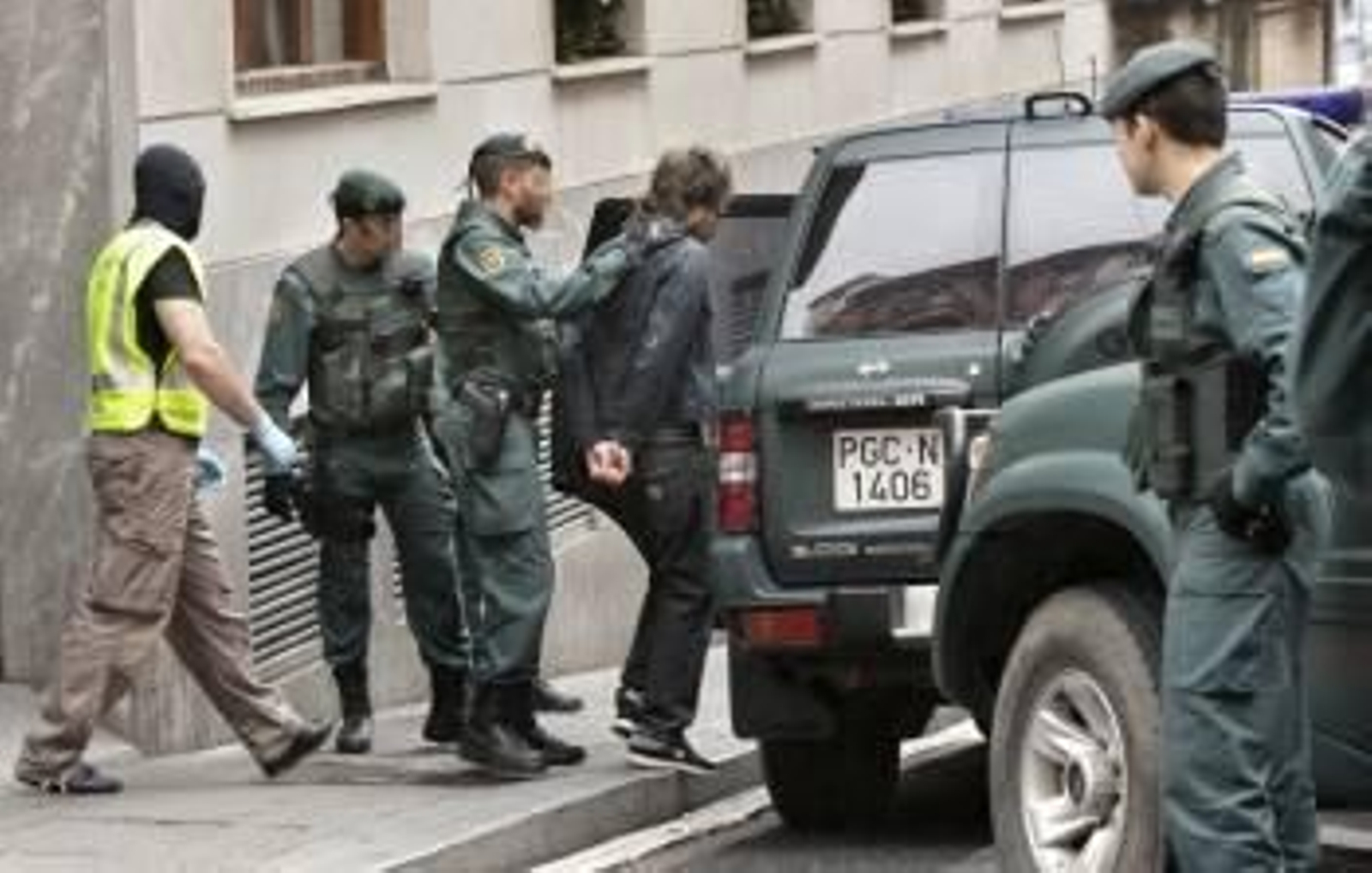 Efectivos de la Guardia Civil, durante la operación realizada en Bilbao en la que han detenido a varios ecologistas radicales (en la imagen). EFE