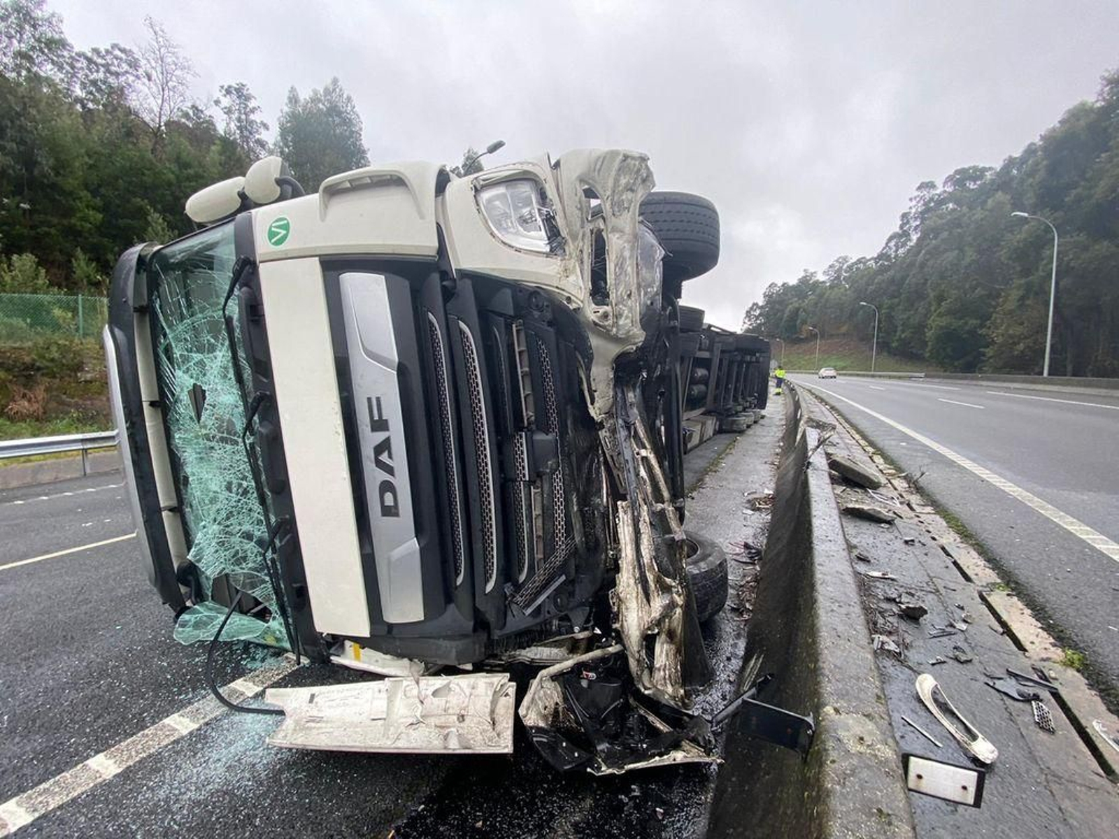 Cortado un carril de la AP-9 en Vigo después de volcar un camión en los túneles de A Madroa 3