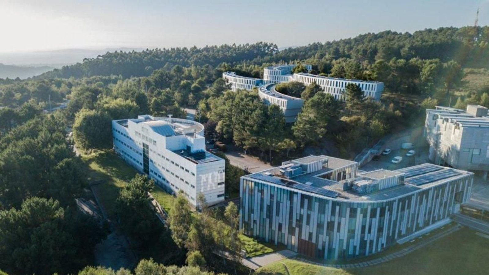 El aerogenerador estará situado en uno de los extremos del campus, junto al pabellón deportivo.