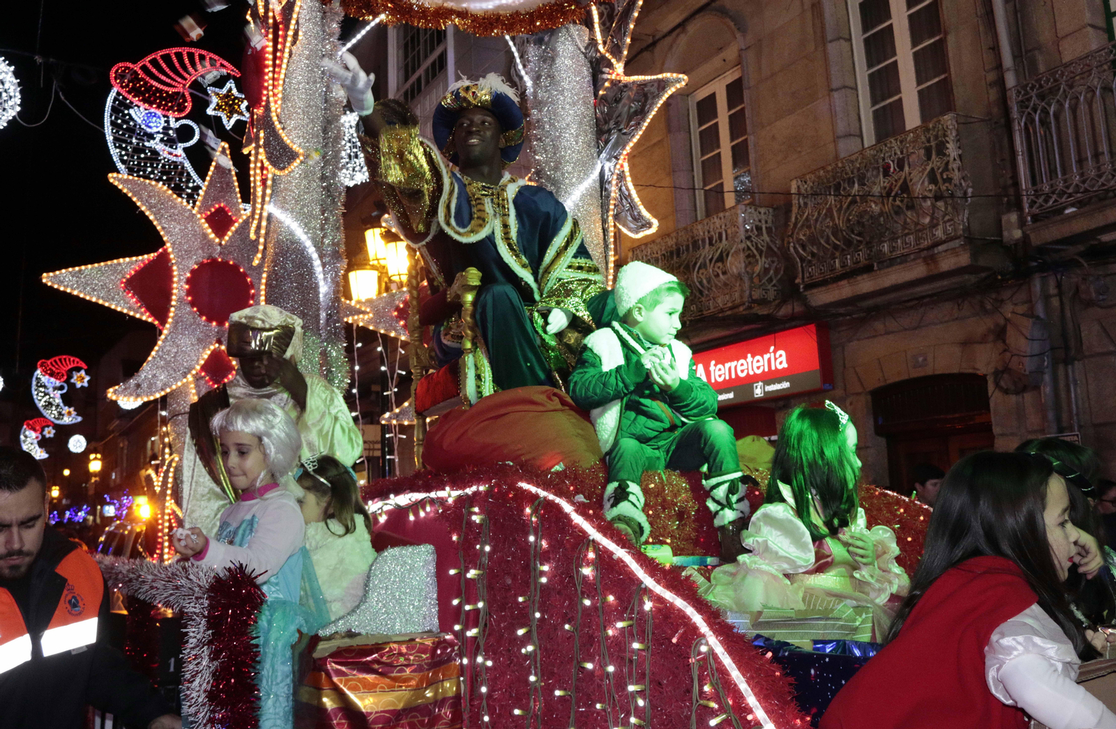 Melchor, Gaspar y Baltasar presidieron una divertida Cabalgata que recorrió el centro de la villa de Redondela.